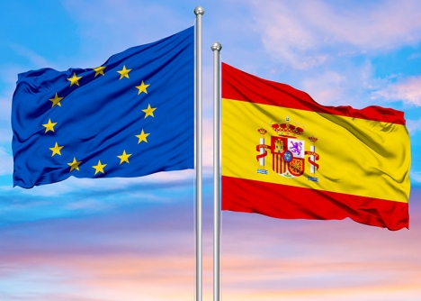 EU kritiserar Spanien för dess restriktiva uppsägningsvillkor.