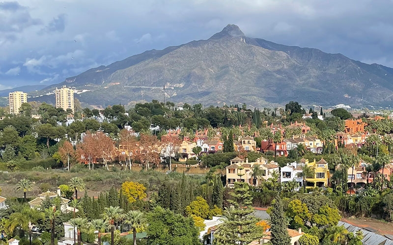 Allt fler svenskar lockas till Marbella med omnejd. Trots många framgångssagor verkar det dock vara svårt att tvätta bort den negativa bilden av spaniensvenskar, som till stor del målats upp av svenska medier.