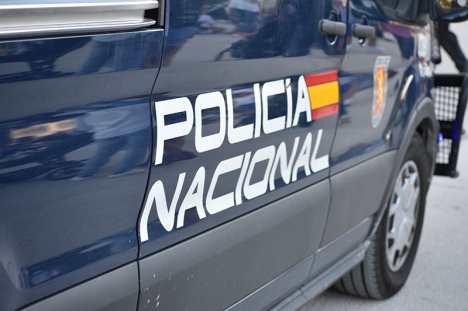 Den spanska nationalpolisen spårade den efterlysta 35-åringen i Torrevieja och han uppges ha begått narkotikabrott även i Spanien. 