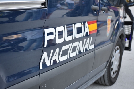 Den spanska nationalpolisen spårade den efterlysta 35-åringen i Torrevieja och han uppges ha begått narkotikabrott även i Spanien.