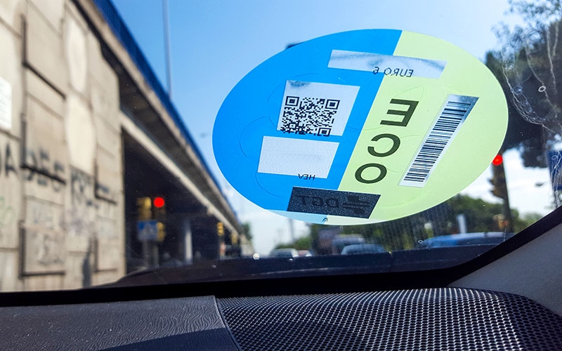 Madrid är en av, än så länge, få orter i Spanien där det är påbud på miljöetikett på bilen, med risk om böter på upp till 90 euro.