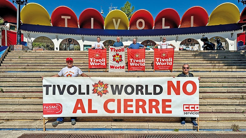 Sedan mer än  tusen dagar samlas tidigare anställda på Tivoli World varje dag klockan tolv framför entrén för att demonstrera med banderoller för parkens återinvigning. En bild läggs upp på sociala nätverk för att deras kamp inte ska glömmas bort.