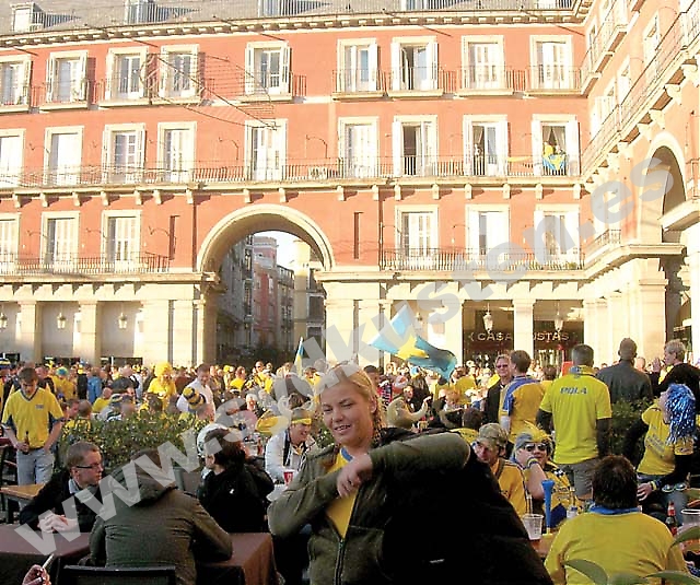 Över 6 000 svenskar beräknas ha rest till Madrid för att se svenska och spanska landslagen spela EM-kval. Svenskarna syntes över hela staden och Plaza Mayor lyste minst sagt blå-gult i eftermiddagssolen.