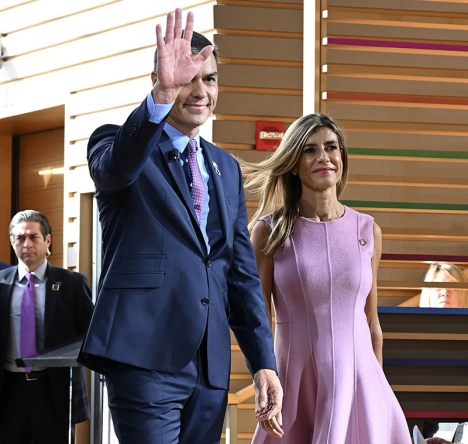 När påhoppen på Pedro Sánchez spridit sig till hans hustru Begoña Gómez har den spanske regeringschefen valt att ryta till.