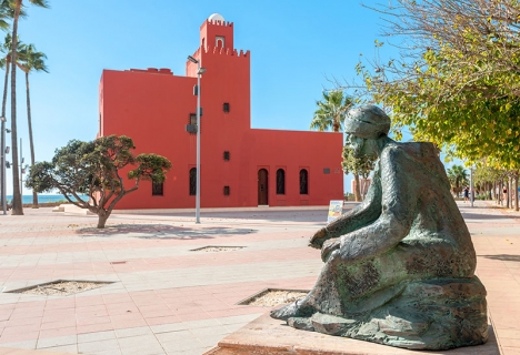 Staty av botanikern Ibn Al-Baytar vid Castillo Bil-Bil, i hans hemkommun Benalmádena.