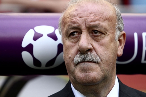 Vicente del Bosque ställer upp oavlönat för att stärka Spanska fotbollsförbundets anseende.
