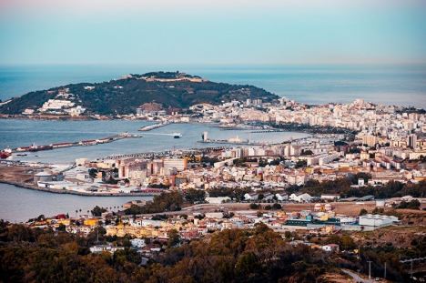 Arkivbild av hamnen i Ceuta.