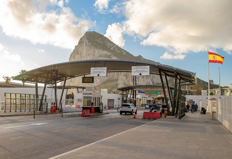 Planerna är att gränsstaketet vid Gibraltar helt ska försvinna och kontroller endast upprätthållas på flygplatsen och hamnen på klippan.
