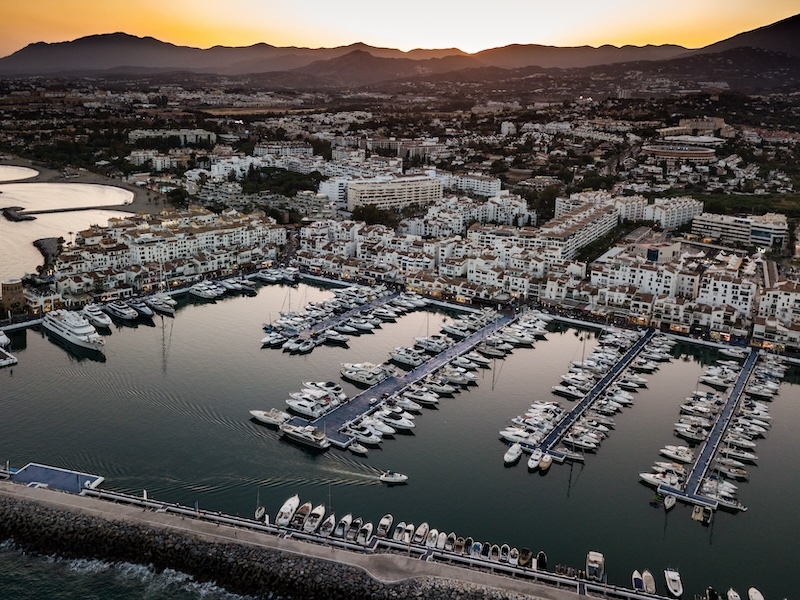 Allt fler lockas till Marbella med omnejd, men blir också varse om att även solkusten har sina fläckar.