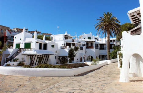 Binibeca Vell är ett privat bostadsområde som liknas vid Mykonos.