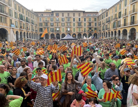 Plaza Mayor i Palma fylldes till bristningsgränsen av demonstranterna. Foto @ocbcat/X