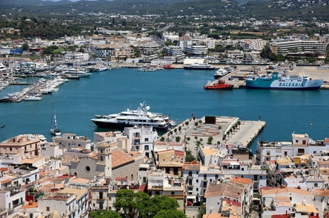 Boende på Ibiza vill bland annat se en begränsning av antalet fordon på ön, i likhet med det som gäller på Formentera sedan 2019.