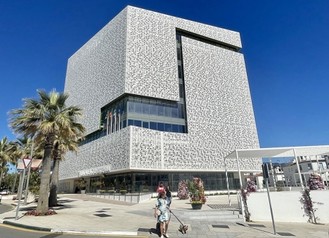 Fasaden till det nya rådhuset i Estepona användes som klätterställning.