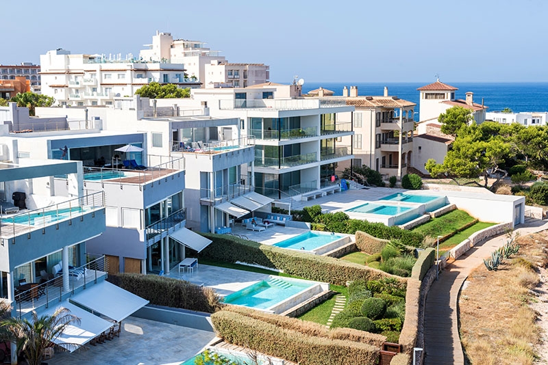 De regioner som har flest registrerade turistlägenheter är Andalusien, Valencia och Katalonien, men de kommuner med störst andel återfinns på Kanarieöarna.