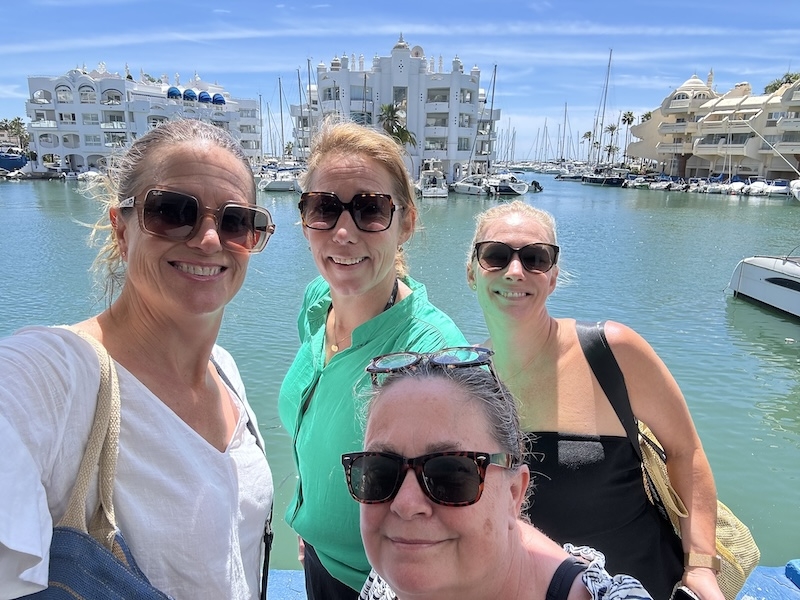 Puerto Marina har inte riktigt det rykte det förtjänar tycker jag. Det är faktiskt en mycket trevlig plats att ta besökare för en promenad, en god glass, en  lunch och kombineras med fördel med att strosa runt i grannkvarteret La Carihuela.