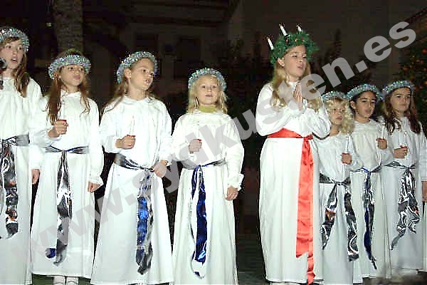 Eleverna på Svenska skolan i Marbella lussade 13 december utanför stadshuset.