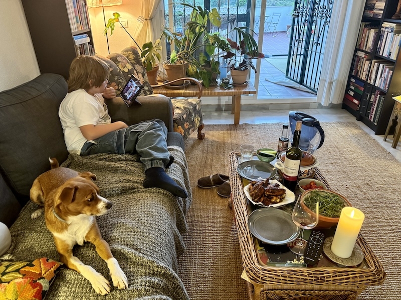 En klassisk fredagsmiddag hos oss - basmatiris med soja, grillade kycklingvingar, ruccola, gurkstavar och cocktailtomater.