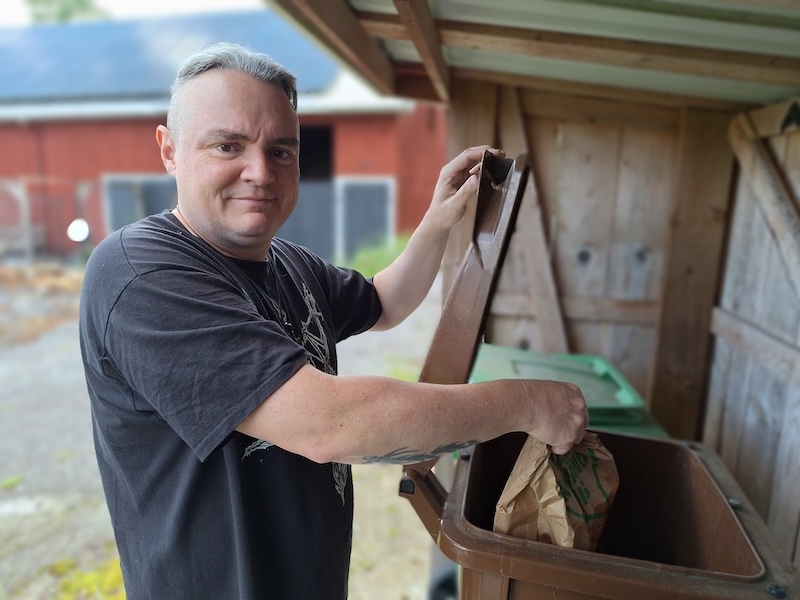Spanjoren Jesús menar att man behöver ha ett stort kök i Sverige för att kunna sopsortera allt.