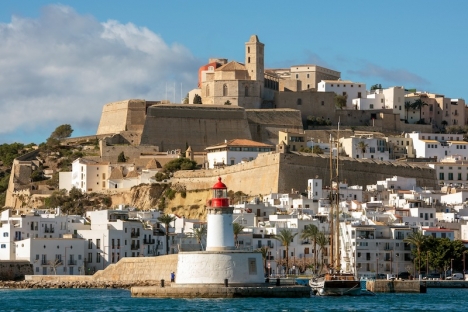 Bostadssituationen på Ibiza är så ansträngd att hundratals familjer tvingas bo i husbilar och tält.