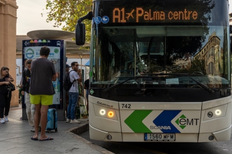 På sommaren är bussarna i Palma ofta så fulla att de inte ens stannar vid hållplatserna. (Arkivbild)