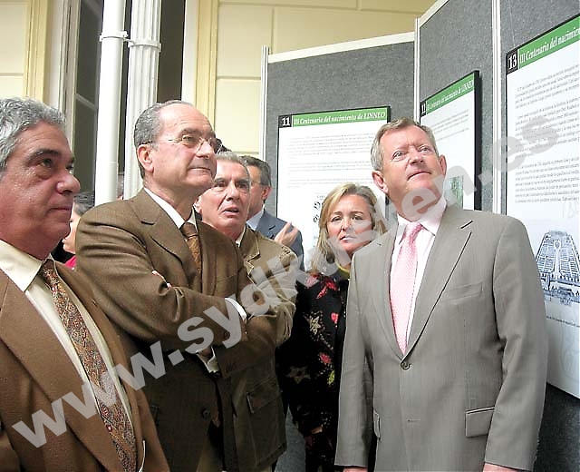 Sveriges ambassadör i Madrid, Anders Rönquist, besökte Málaga 16 januari. Tillsammans med borgmästaren Francisco de la Torre, invigde han en utställning om Carl von Linné i nyrenoverade Casa Palacio i Málagas Botaniska Trädgård.