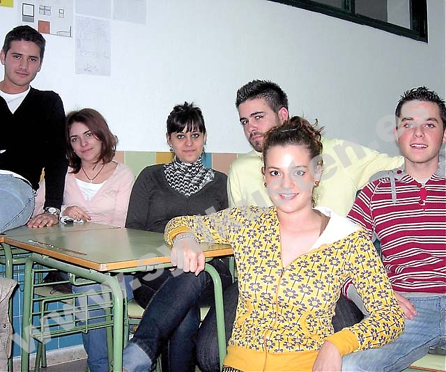 Beryc Espejo, Carmen María Alarcón, María Navarrete, Luis Lorenzo, Laura López och Miguel Sánchez läser engelska på Instituto Nº 1 i Fuengirola. De tycker att klasserna är för stora, timmarna för få och undervisningen för fokuserad på grammatik.