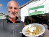 Artikelförfattaren med den lokala soppan ”de los siete ramales” på Andalusiens dag.