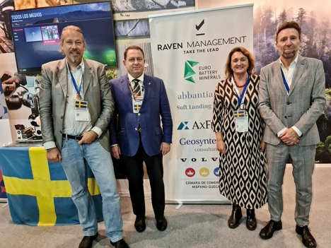 De ansvariga för Sveriges monter, från vänster: Christer Heljestrand (Eurobattery Minerals), Carlos Montesa Kaijser (Sveriges honorärkonsul i Sevilla), Mónica Cauza Bottala (Abbantia Law Firm) och Roberto García Martínez (VD för Eurobattery Minerals). Foto: Christer Heljestrand