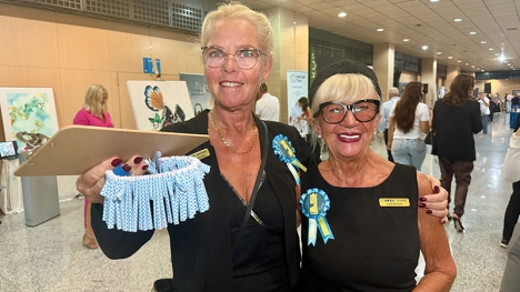 SWEA-medlemmar som Wiveca Dedering och Charlotte Jonsson sålde snabbt slut på lotterna.