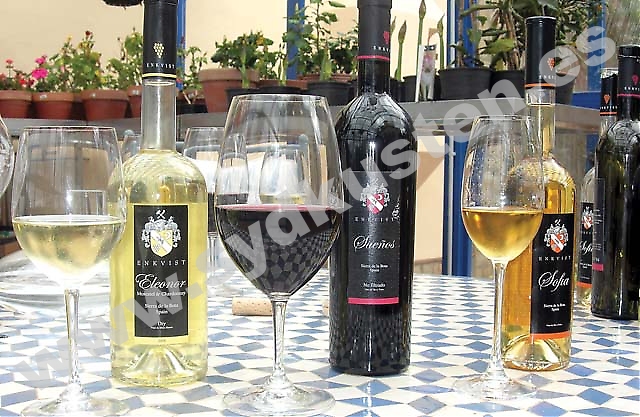 På Bodega Cezar framställs tre olika viner; det vita Eleonor gjort på Moscatel och Chardonnay, det röda Sueños gjord på Tempranillo, och det söta Sofia, hundra procent Moscatel.