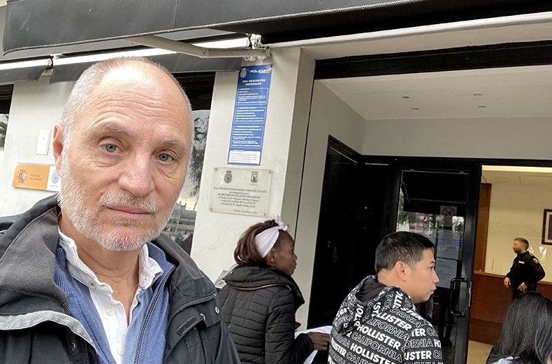 När man tvingas stå och vänta på gatan utanför kravallstaket händer det att man observerar anmärkningsvärda skyltar.