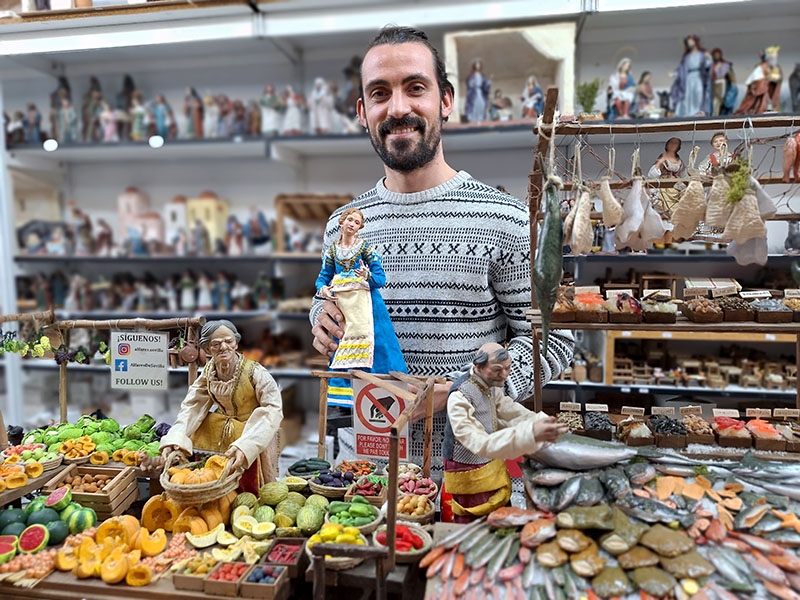 Joaquin García Vidal och hans föräldrar driver familjeföretaget Alfares och tillverkar miniatyrsaker till julkrubborna hela året.