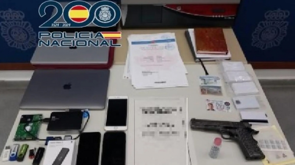 De beslagtagna tillhörigheterna visar den gripnes höga levnadsstandard. Foto: Policía Nacional