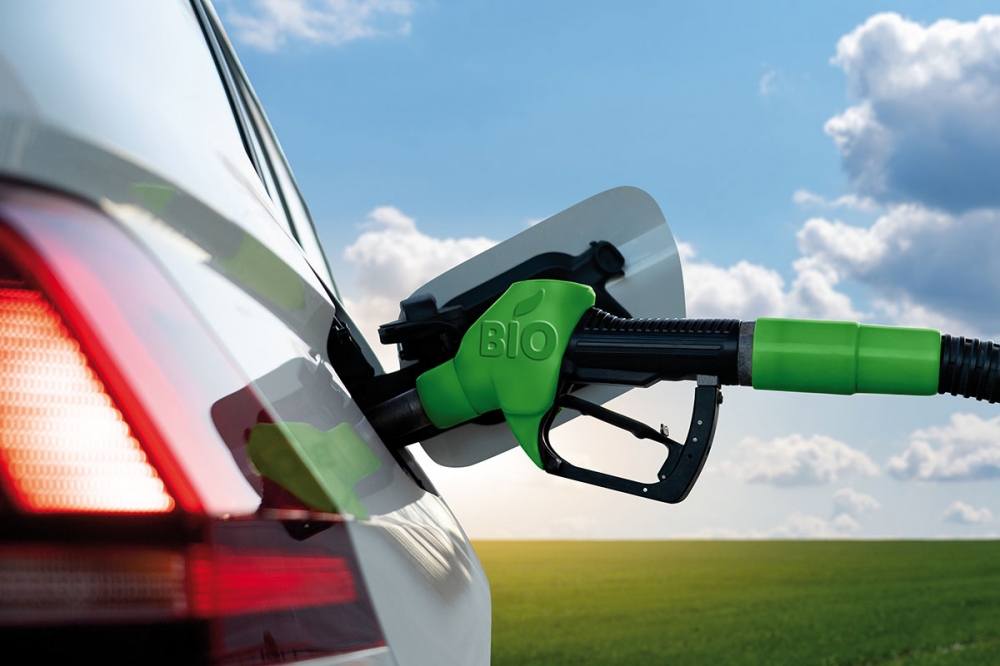 Det är fortfarande avsevärt dyrare att skaffa sig en elbil eller hybrid, jämfört med en som går på bränsle. Med biodiesel kan man köra betydligt billigare och dessutom fossilfritt.