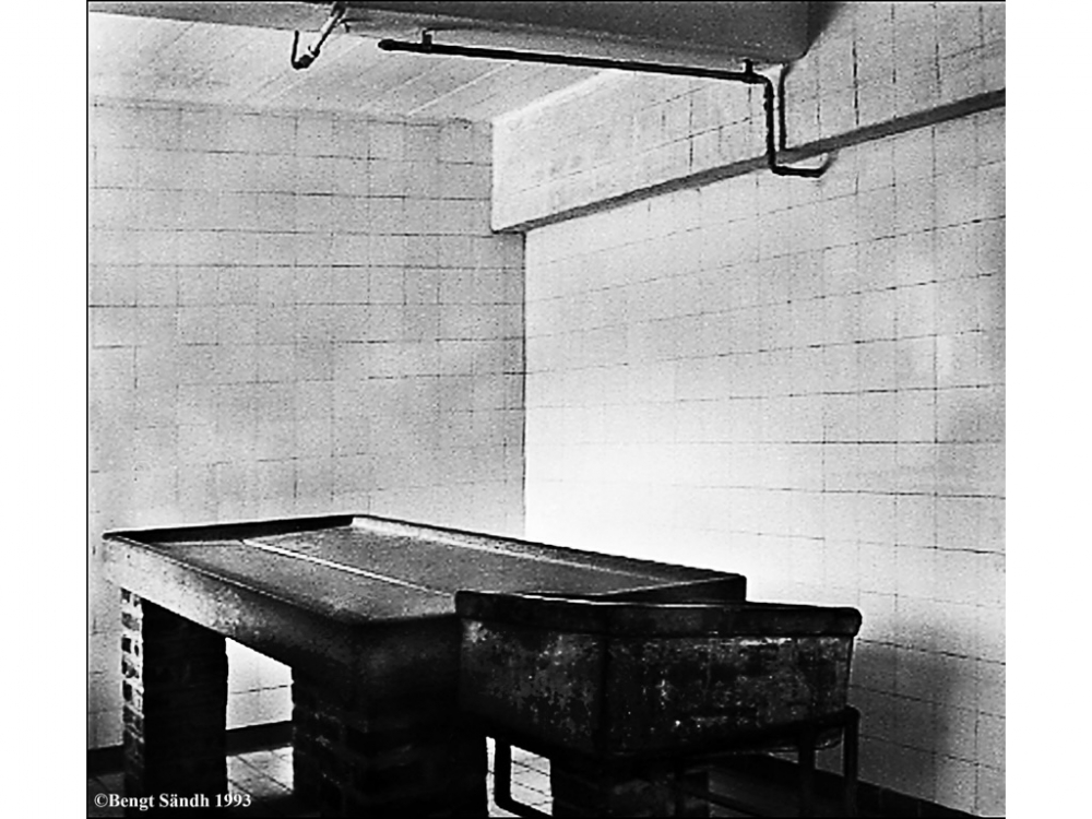 I detta dissektionsrum i i KZ-lager Mauthausen drog man ut tandguld för att kunna handla svenskt järn. Foto: Bengt Sändh