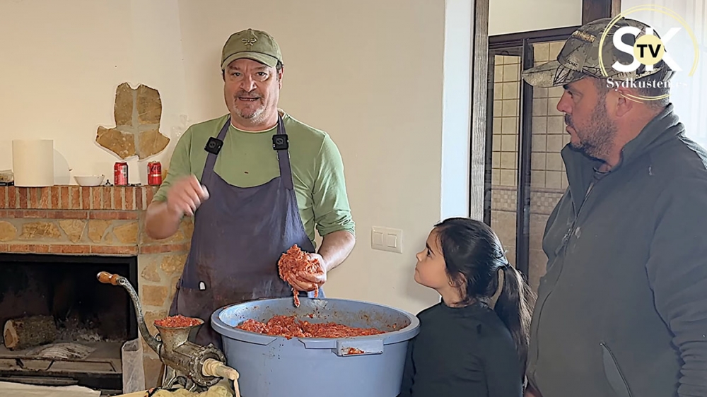 Denna video är inget för veganer, men väl för dem som vill veta hur spanska charkprodukter produceras.