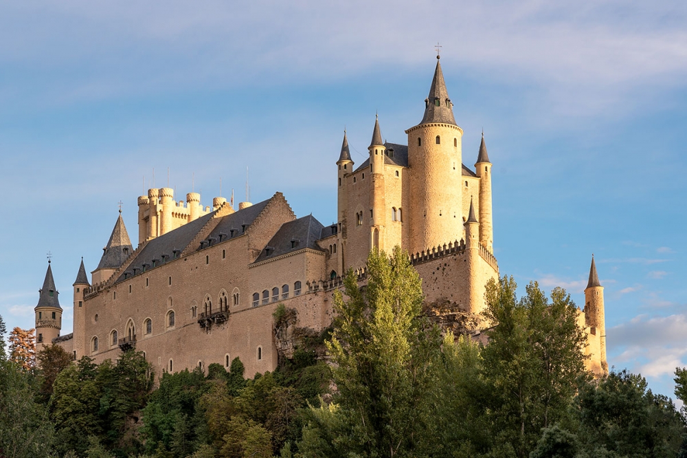 Den senaste Hollywood-produktionen om ”Snövit och de sju dvärgarna” är bara en av många som har kopplingar till Alcázar de Segovia.