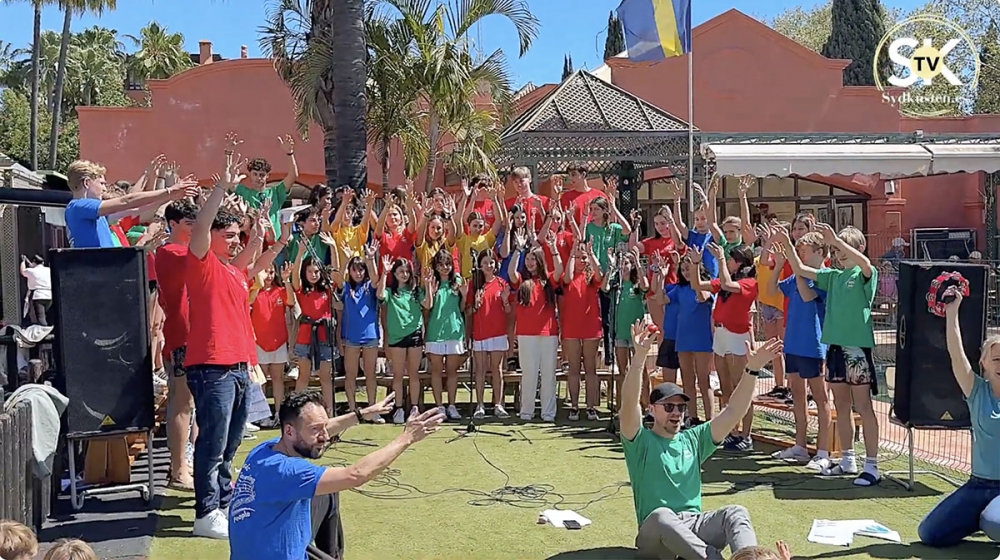 Elever från Skandinaviska Skolan i Madrid på sångbesök i Marbella.