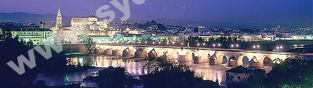 Córdoba, främst känd för sin Mezquita, är den enda världsarvsstaden i Andalusien. Se http://www.turismodecordoba.org
