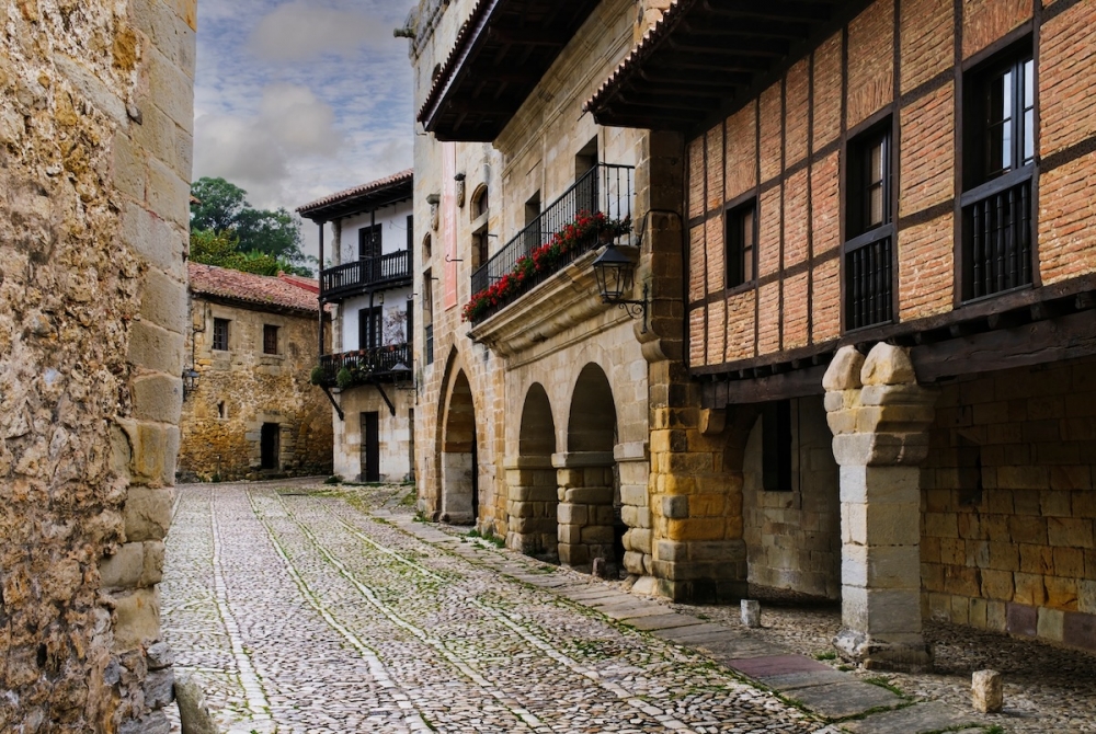 Trots de oönskade gästerna har flera visat intresse för huset i Santillana del Mar.
