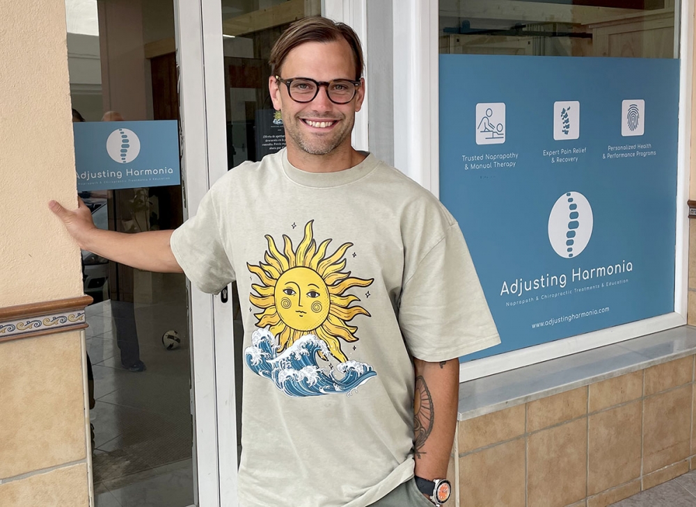 Joakim Drysén har, tillsammans med Michael Johansson, öppnat kliniken Adjusting Harmonia i Las Lagunas, där de tillämpar naprapatins grundprinciper.