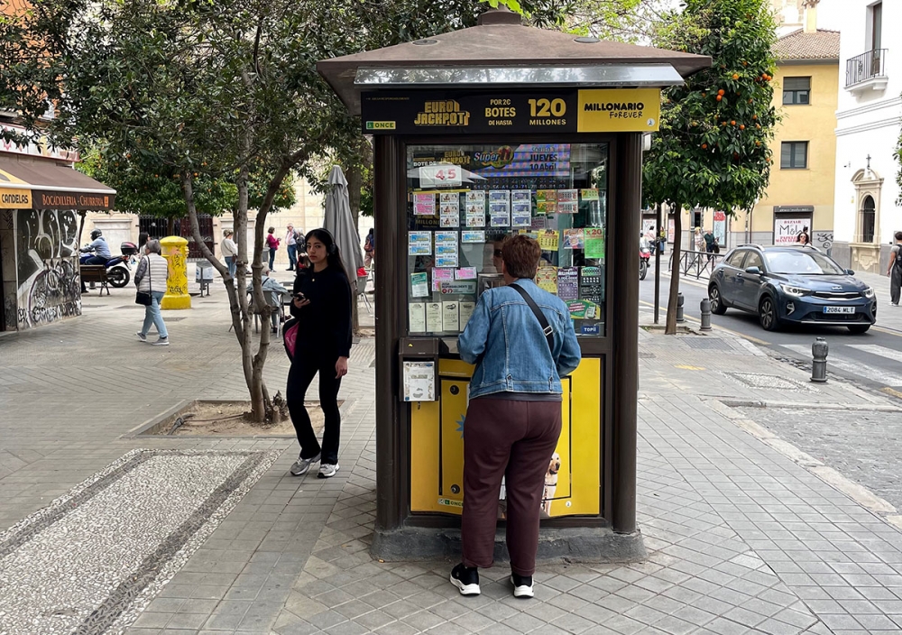 Ett dagligt måste-stopp för många spanjorer är den lokala lottkiosken som drivs av handikappföreningen ONCE.
