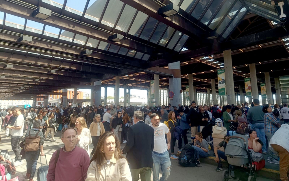 Strandade tågresenärer vid järnvägsstationen Atocha i Madrid. Blanca Téllez Valle