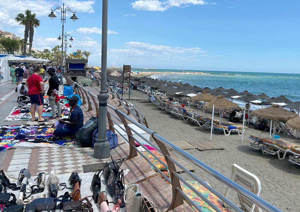 Företagare i Benalmádena beräknar att de förlorar mellan 20 och 30 procent av sin omsättning till den illegala handeln.