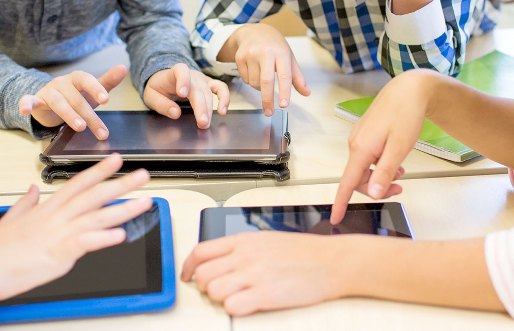 En studie anger att elever som använder digital teknik i klassrummet varje dag presterar i genomsnitt 22.500 poäng sämre i matematik än elever som knappt använder den alls.