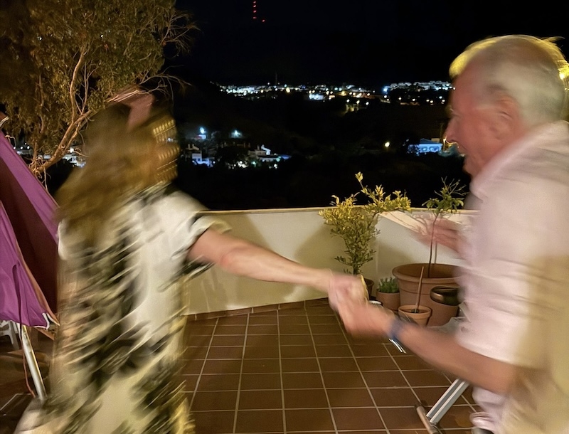 Att dansa barfota på en varm terrass under natthimlen, efter en dag i många goda vänners lag, visade sig vara värsta ungdomselixiret för bloggaren. Foto: Helen Berntsson
