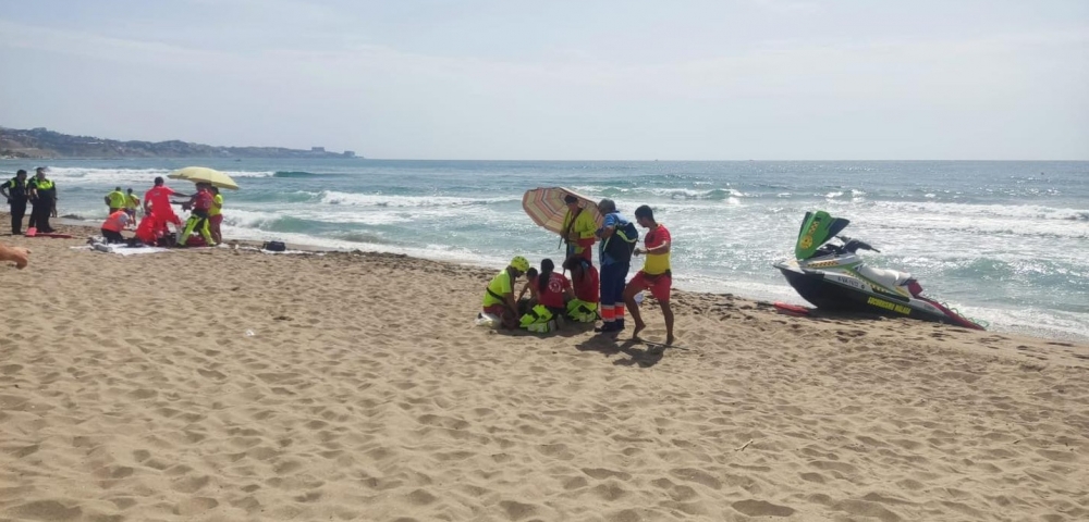 Ett snabbt ingripande av badvakter och räddningstjänst förhindrade en tragedi. Två personer vårdas nu på sjukhus i mycket allvarligt tillstånd. Foto: Ayto de Fuengirola