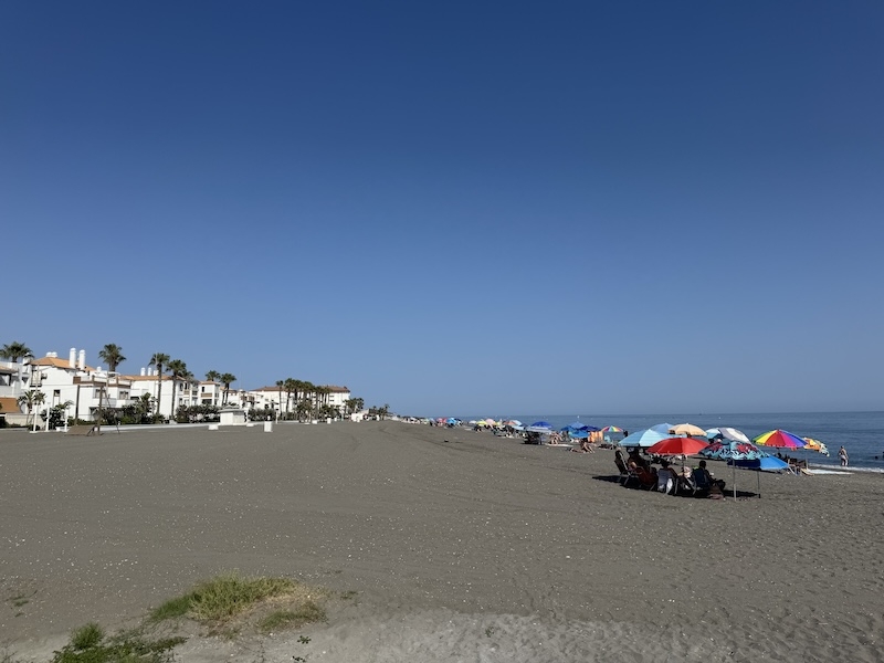 Det blev en dag på stranden... Sommarlovets start firades av bloggaren med son i El Morche, Torrox Costa, med playa och pescaíto frito.