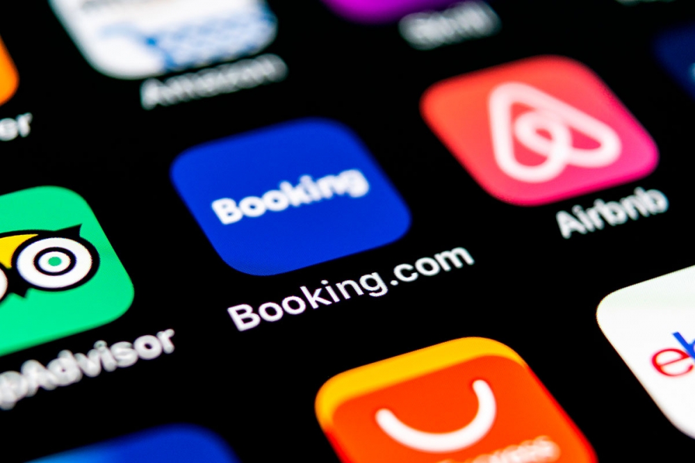 Efter att Airbnb ålagts stryka tusentals hyresobjekt i Spanien till turister har turen nu även kommit till Booking.