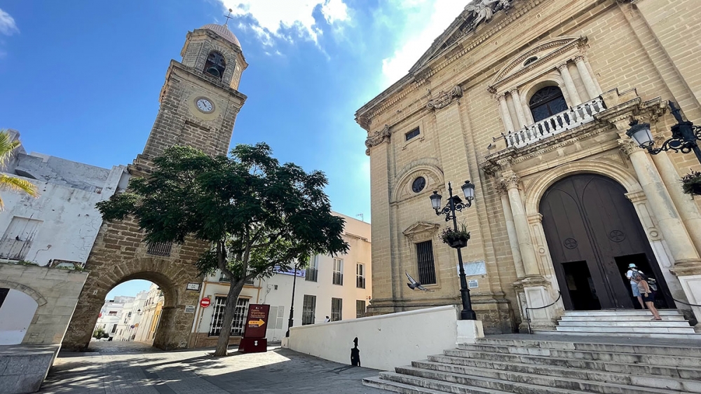 Klocktornet i Chiclana (Cádiz) fungerar även som klocktorn till den intilliggande kyrkan San Juan Bautista.